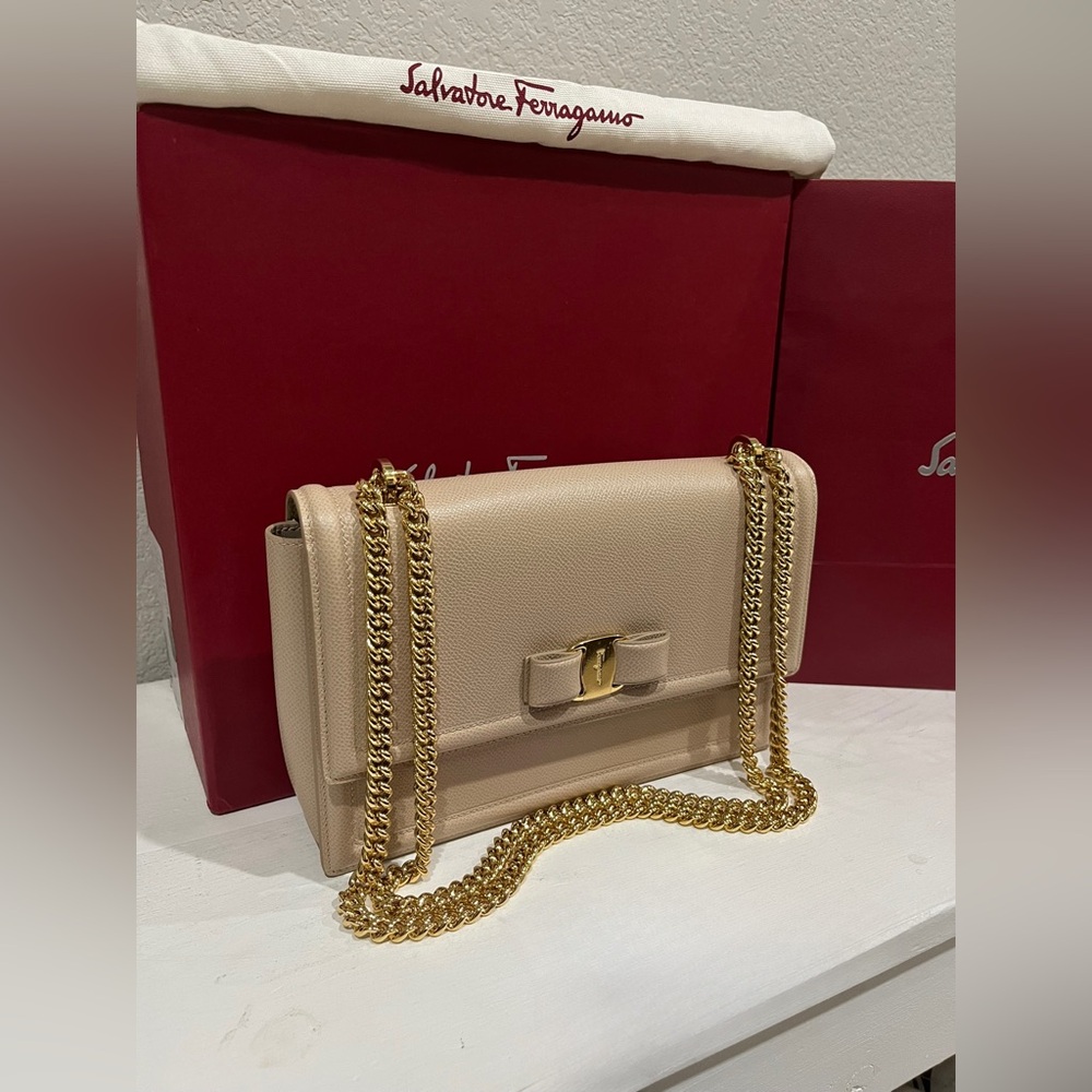 Salvatore Ferragamo Cream Crossbody Bag with Gold Chain - Picture 2 of 5